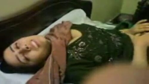 Bhabhi’s pussy fingered by horny husband while she was on phone