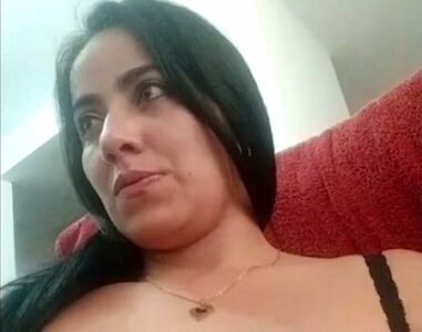 Sexy Pakistani MILF shows her nipples in selfie video
